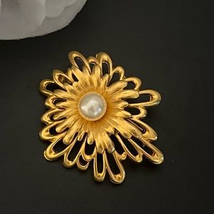 VTG Gold and Pearl Floral Brooch